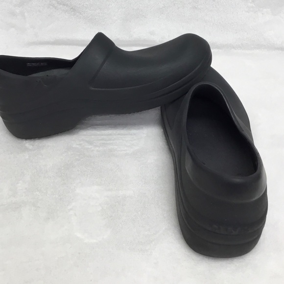 CROCS Black Women’s Size 10 Slip on Clogs - Picture 4 of 6